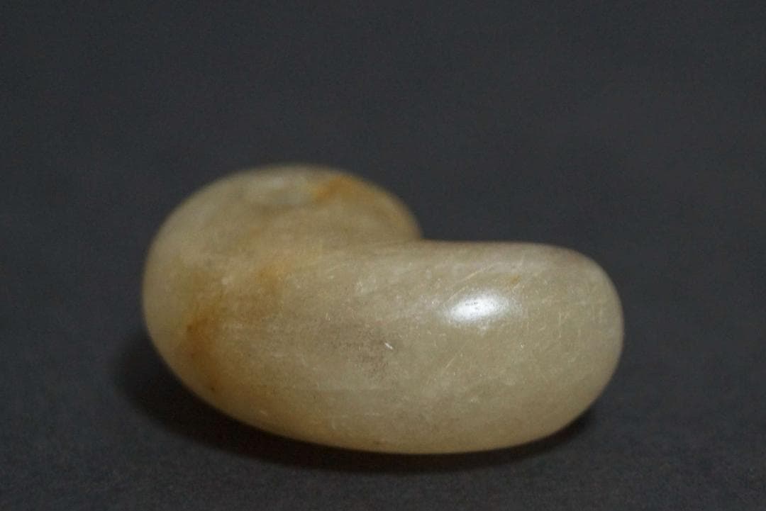 オールド天然水晶 古色大玉勾玉 根付 緒締玉 提げ物 装飾品 長さ3.2ｃｍ