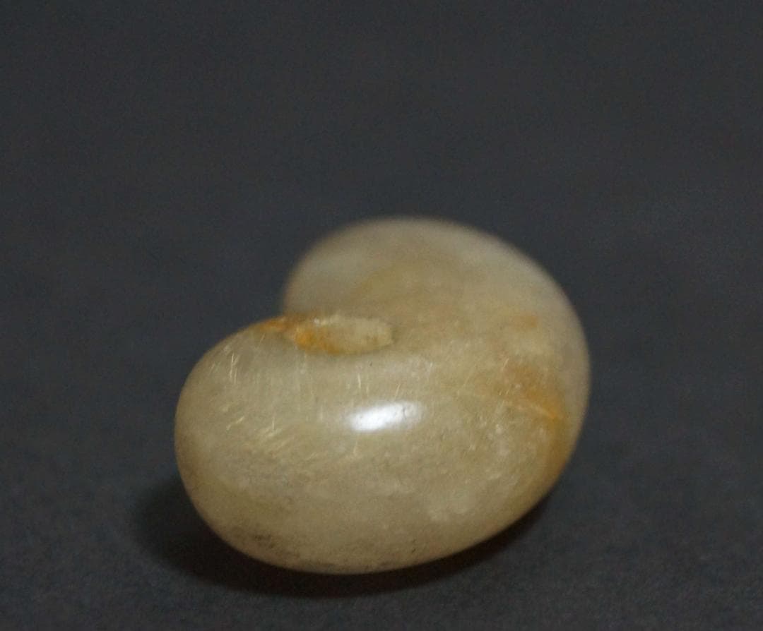 オールド天然水晶 古色大玉勾玉 根付 緒締玉 提げ物 装飾品 長さ3.2ｃｍ