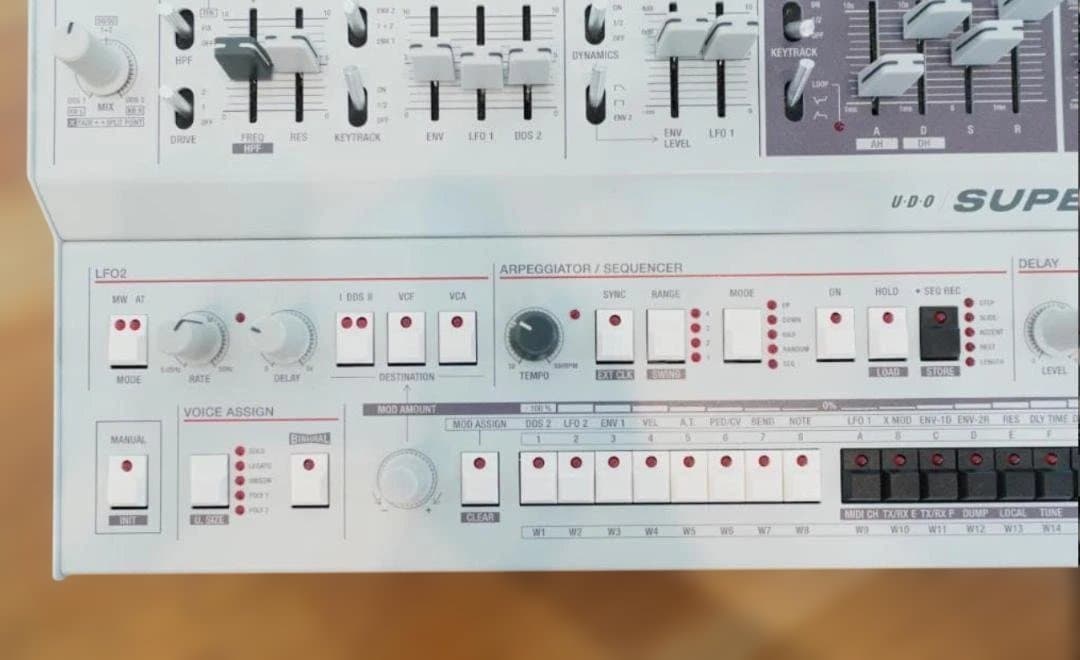 UDO SUPER 6 アナログシンセサイザー