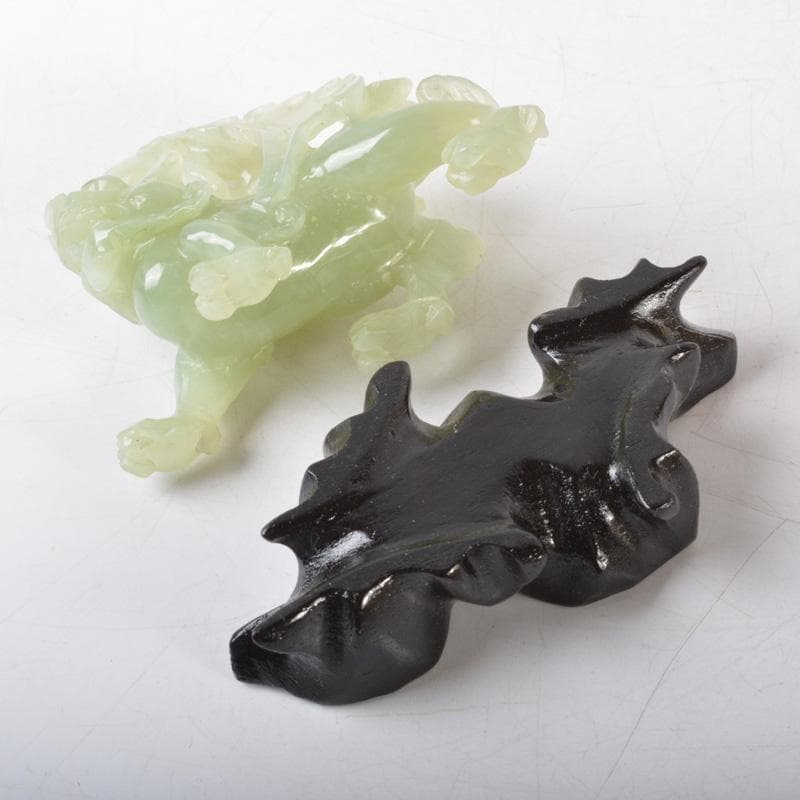 中国　玉石岫玉彫刻　神獣彫　置物　唐木台付　C　5189