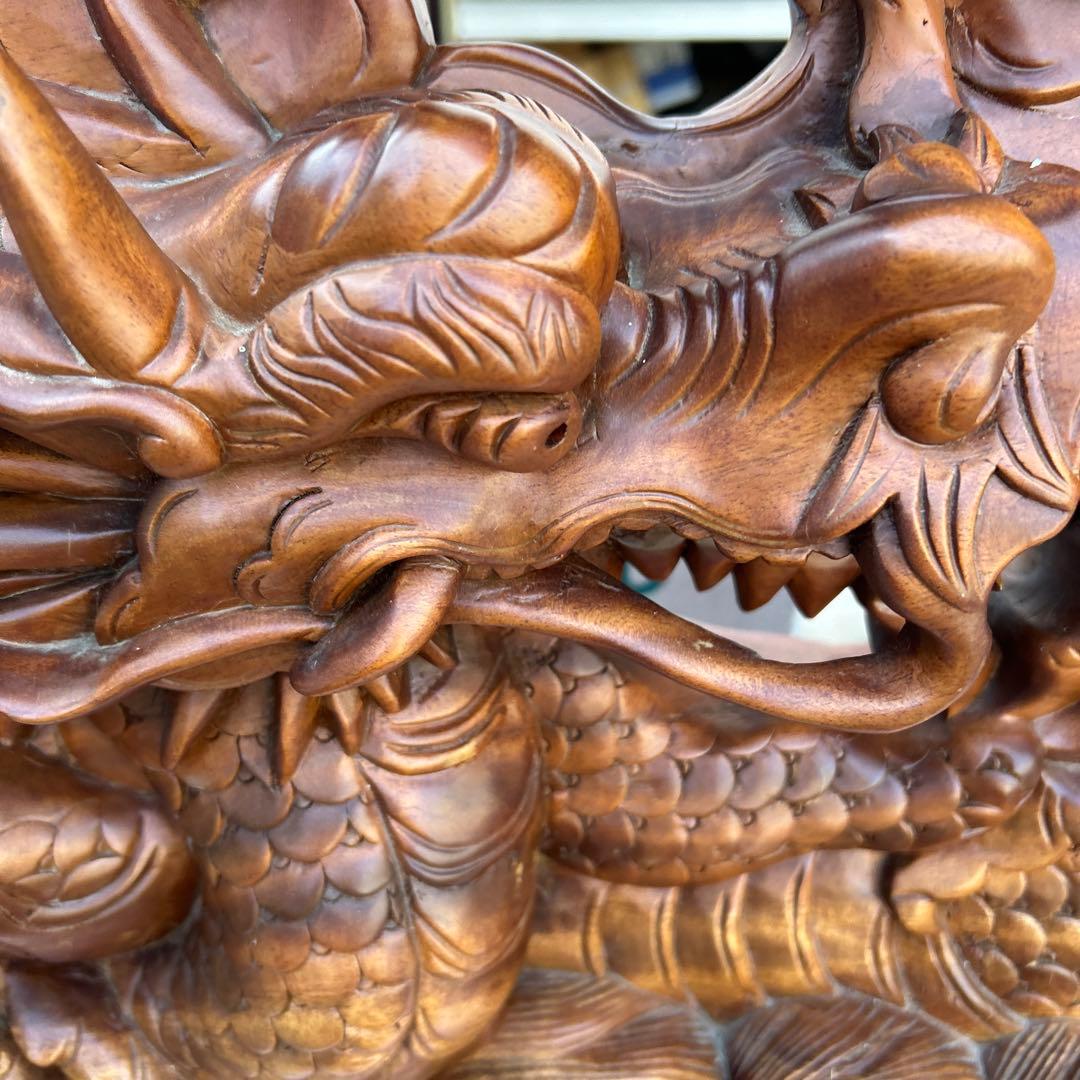 大きな　龍の彫刻