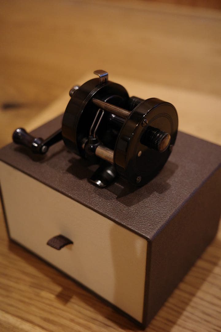 ブライトリバー　FS-49A full black ベイトリール