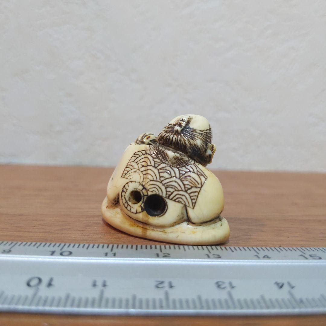 時代提げ物 人物根付 天然素材 在銘【翁と福だるま】高さ約2.9cm重さ約20ｇ