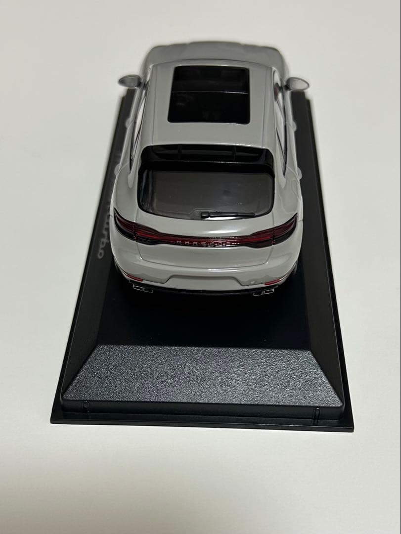 ミニチャンプス　ポルシェ マカン ターボ