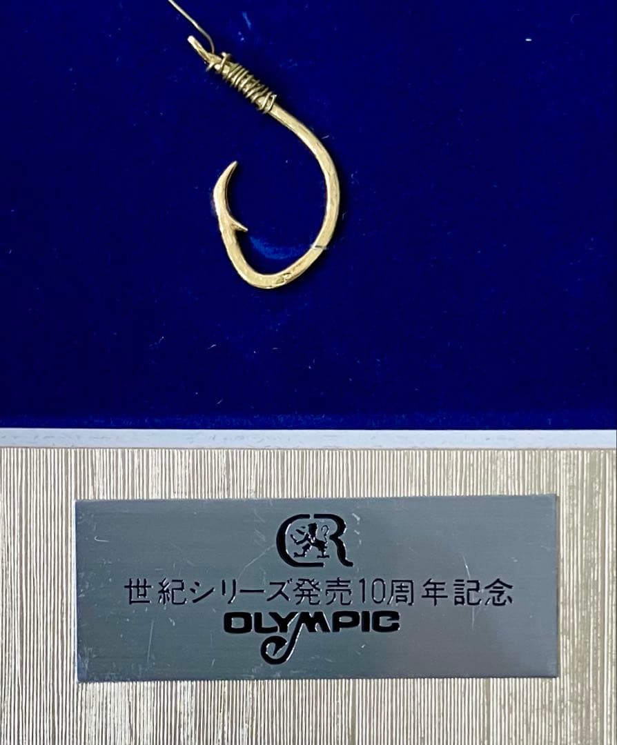 飾り盾　純金製の釣り針(K24刻印　約0.9グラム)