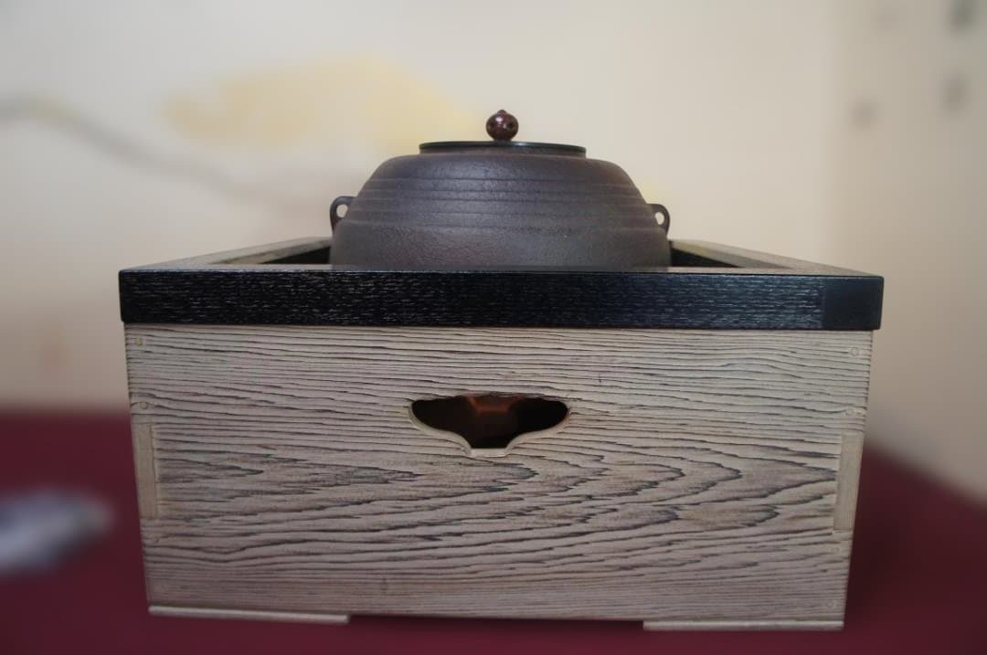 ☆焼杉置炉 在銘 筋釜 釜鐶 置炉用600w炭型電熱器 送料込み