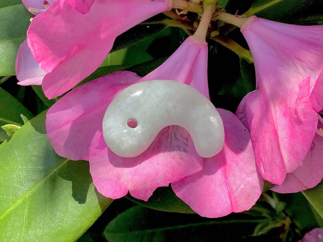 ✳吉祥開運　糸魚川翡翠勾玉*氷*アイスジェイド勾玉　極上品質　激安鑑別書取得品‼️