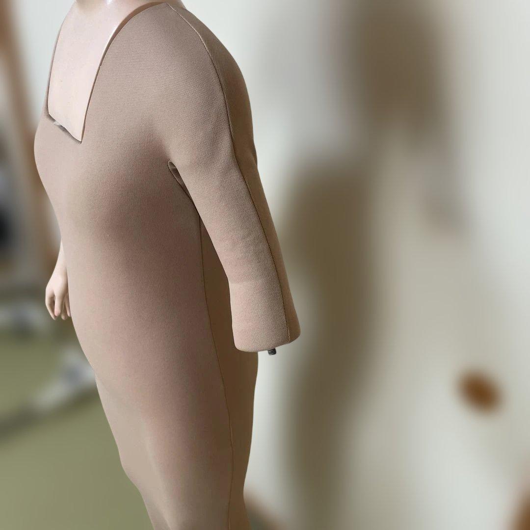 ベージュのマネキン（スリーブ付き）