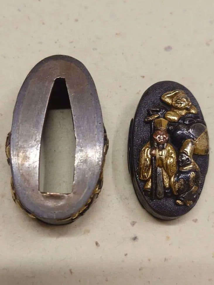 縁頭、赤銅魚子地に七福神図