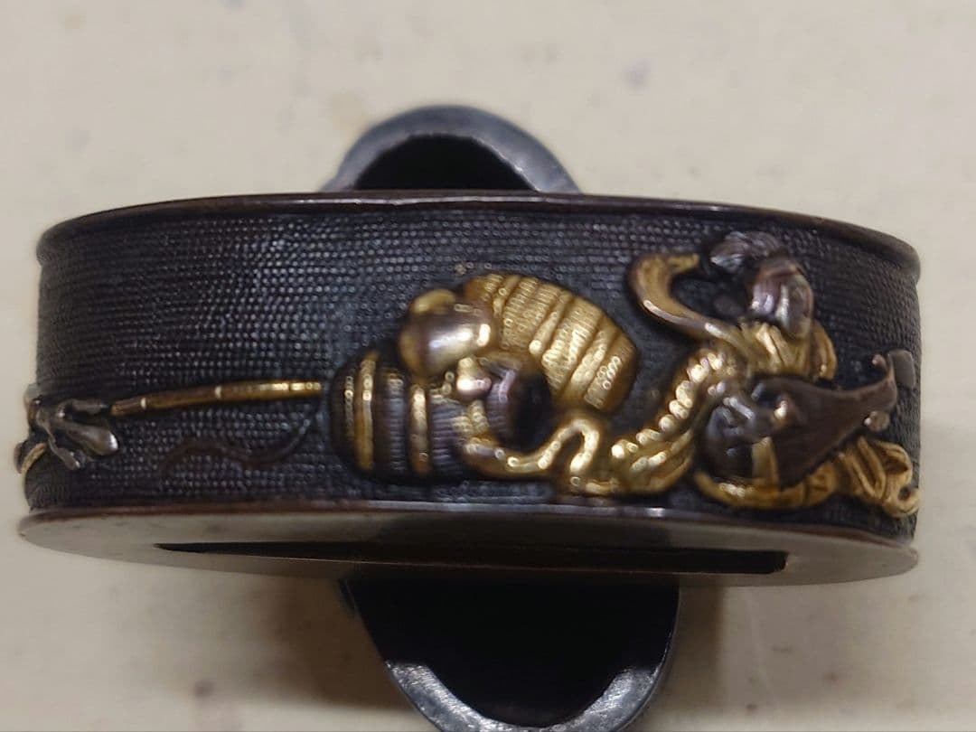 縁頭、赤銅魚子地に七福神図