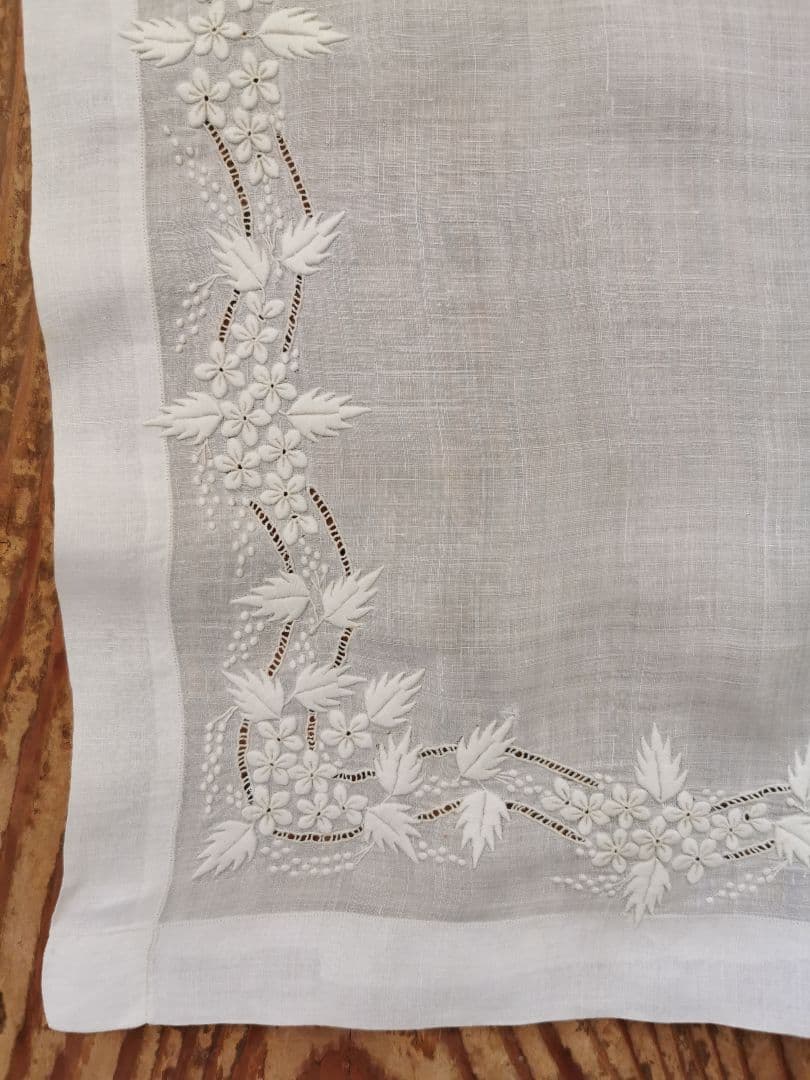 アンティーク 小花と実と葉の精緻なエンブロイダリー マリアージュハンカチーフ