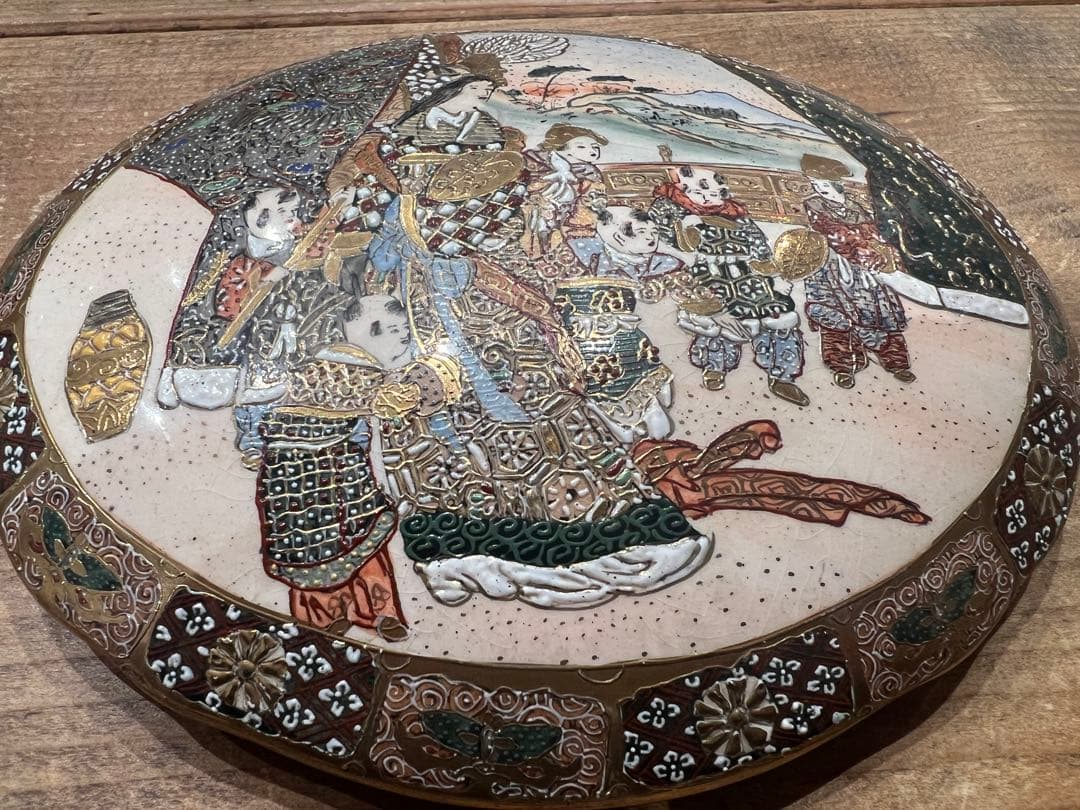 明治期 白薩摩 金襴手 人物文 蓋物 盛上金彩 細密画 割れなし　アンティーク品