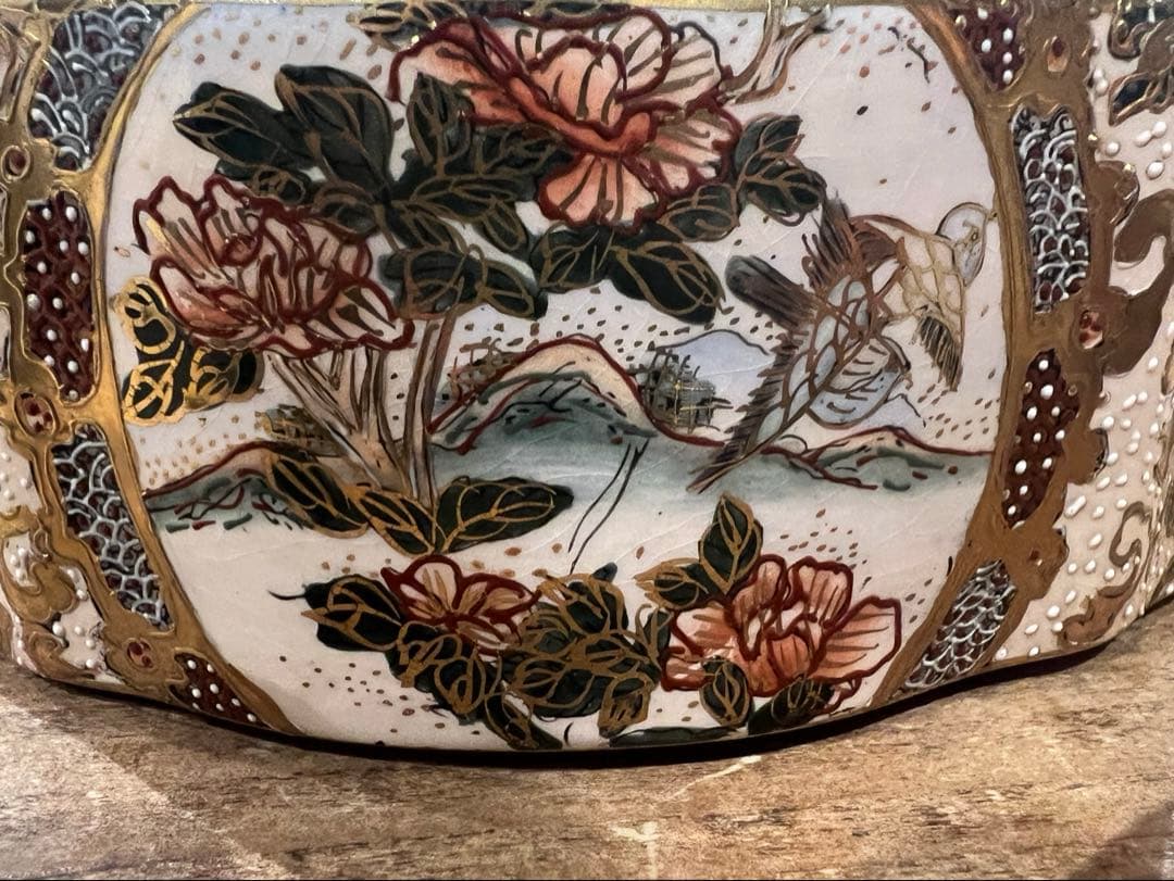 明治期 白薩摩 金襴手 人物文 蓋物 盛上金彩 細密画 割れなし　アンティーク品