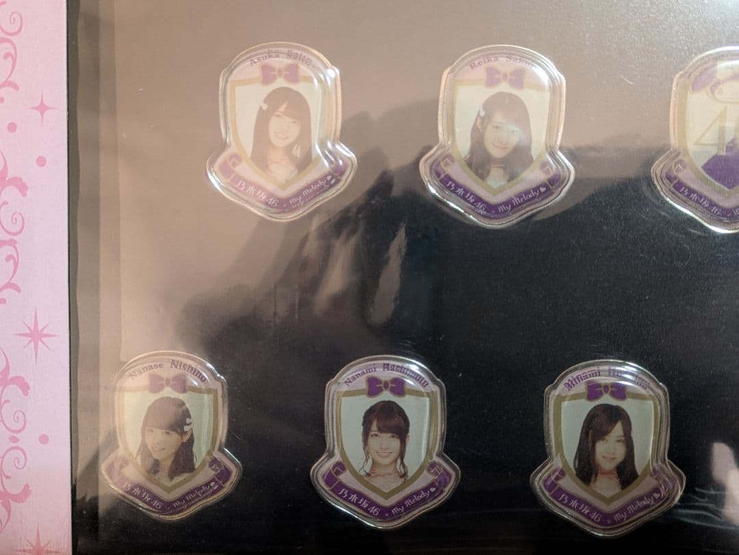 ラストワン賞！乃木坂46 ピンバッジ&日向坂46ラバーフォトフレームセット！