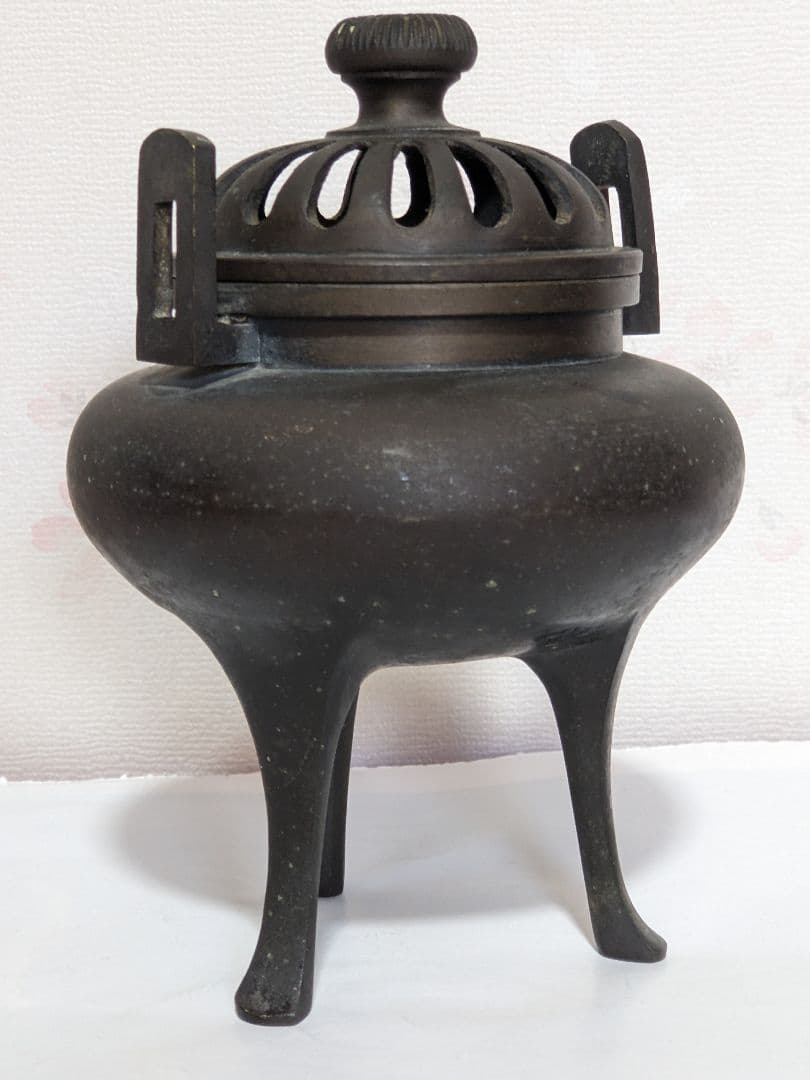 ♦高岡銅器 透し火屋蓋 袴形 三足香炉 銅器 唐金 香道具 置物 飾り 骨董品