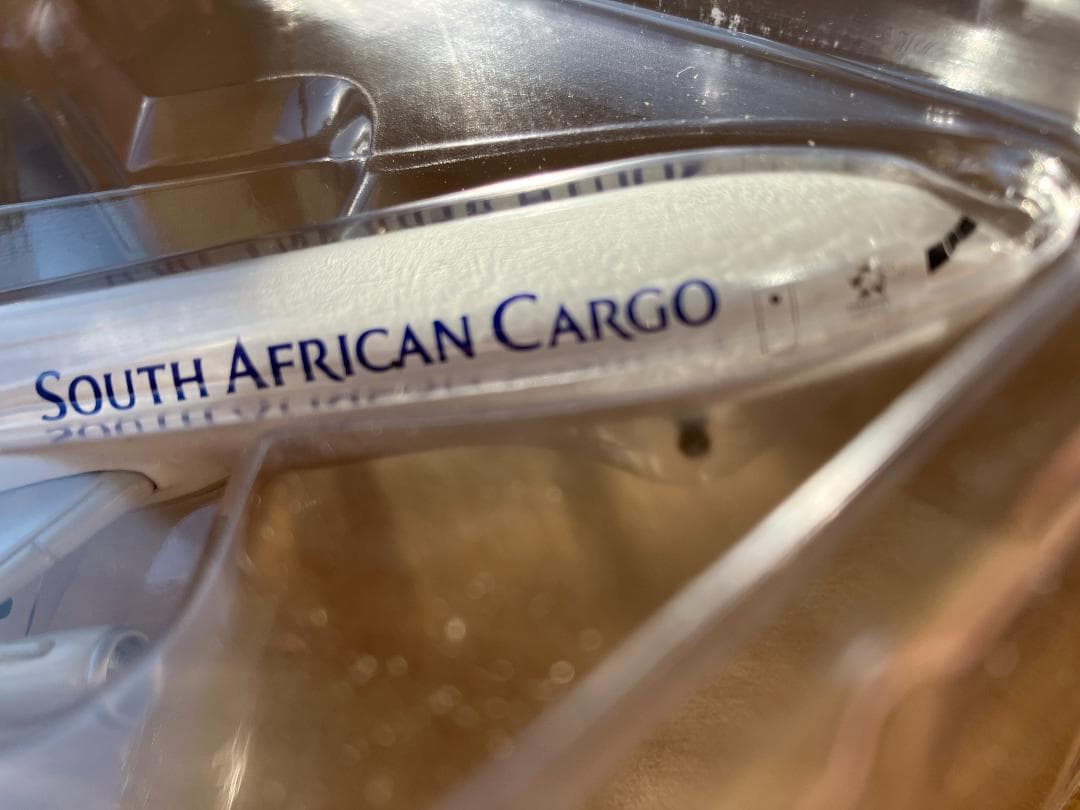 貨物機模型　南アフリカ航空　MD-11　1/400　　け