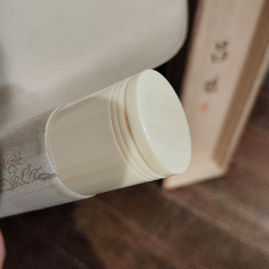 花の絵掛軸 ベージュ 金色装飾