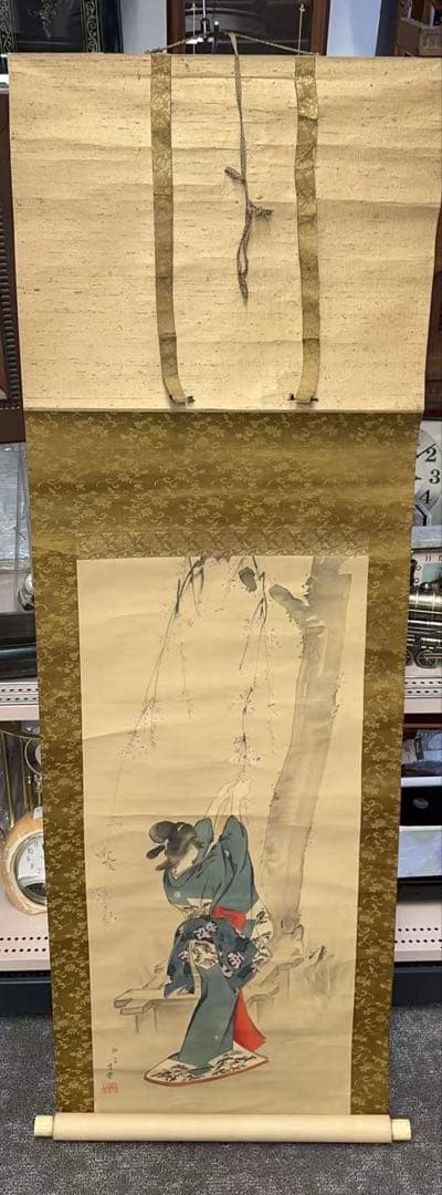 伝統的な日本の掛軸「桜を触る着物美人図」絹本 肉筆 共箱付き 掛け軸