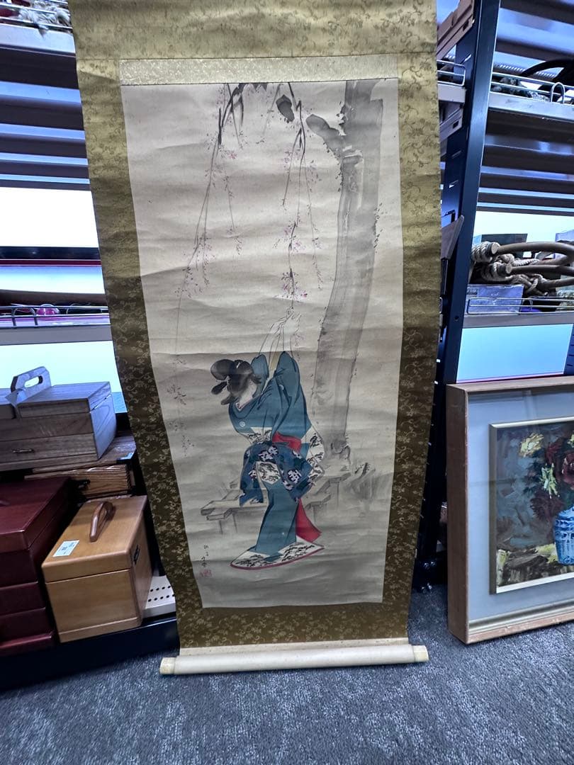 伝統的な日本の掛軸「桜を触る着物美人図」絹本 肉筆 共箱付き 掛け軸