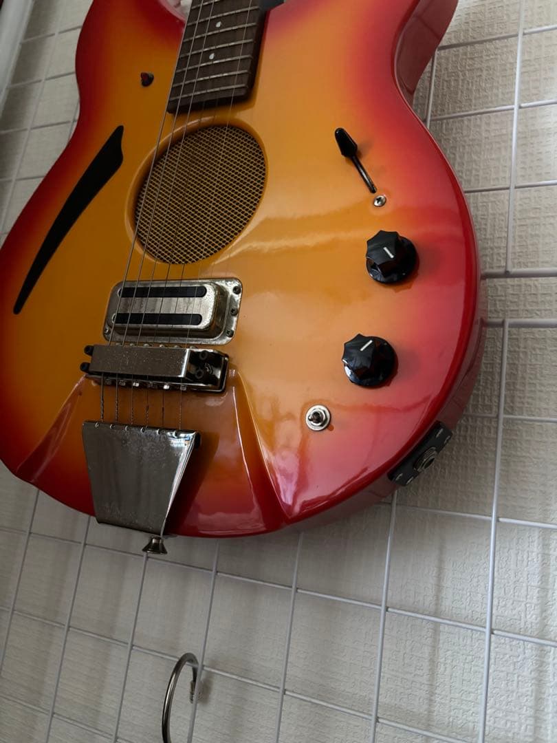 クリスマスカンパニー　アンプ内蔵リッケンバッカータイプギター