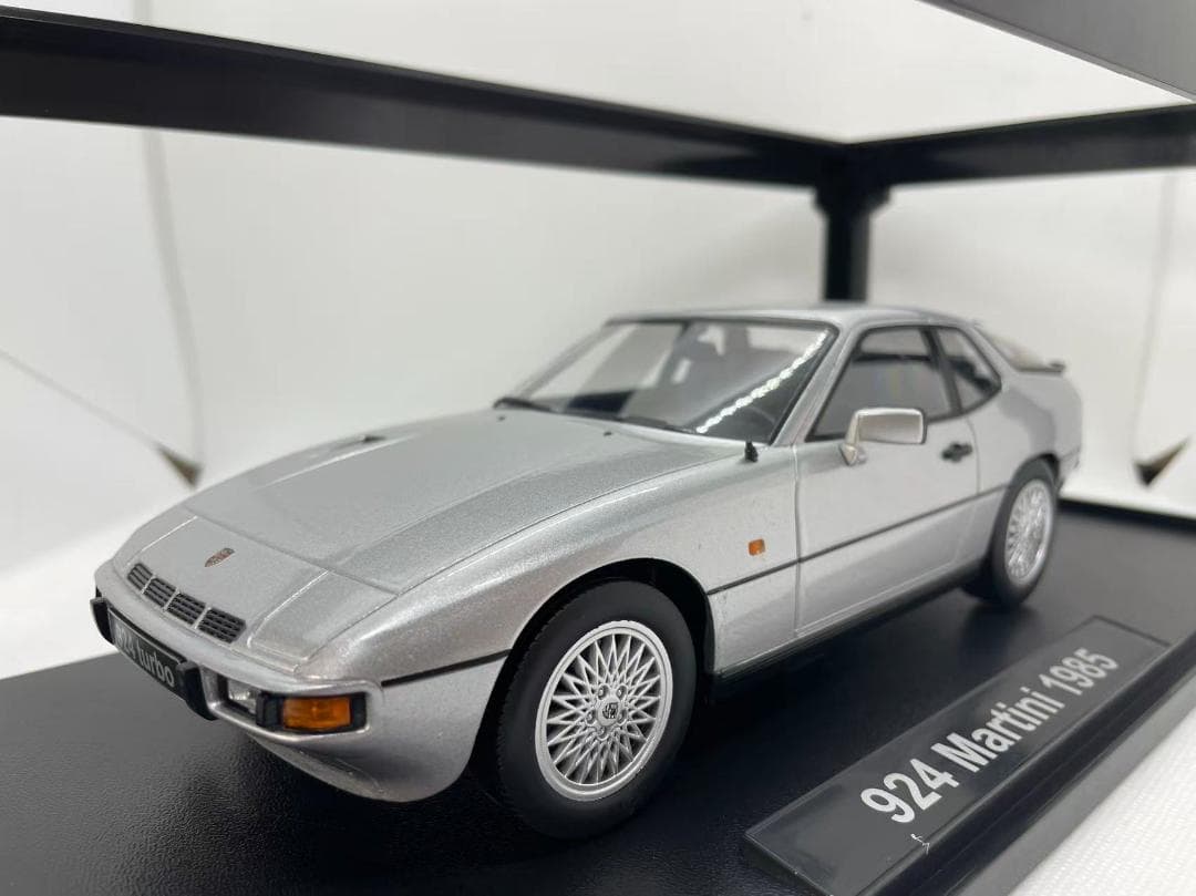 301-040 KK 1/18 ポルシェ 924 Martini 1985