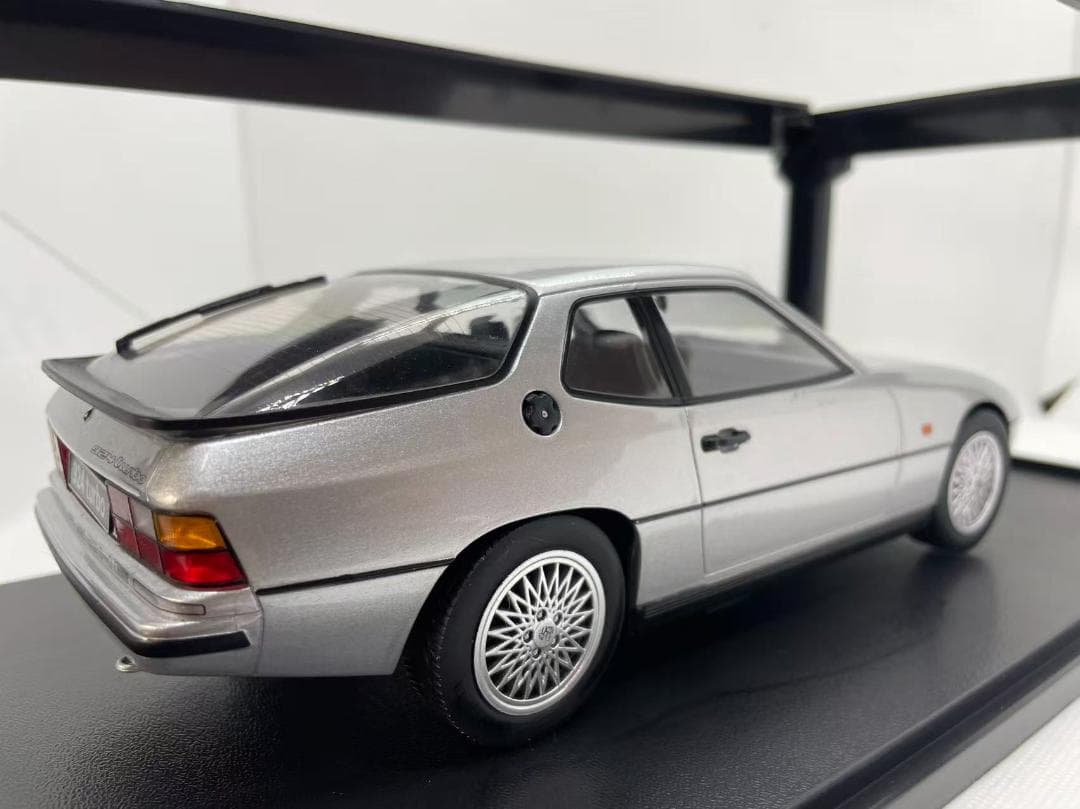 301-040 KK 1/18 ポルシェ 924 Martini 1985