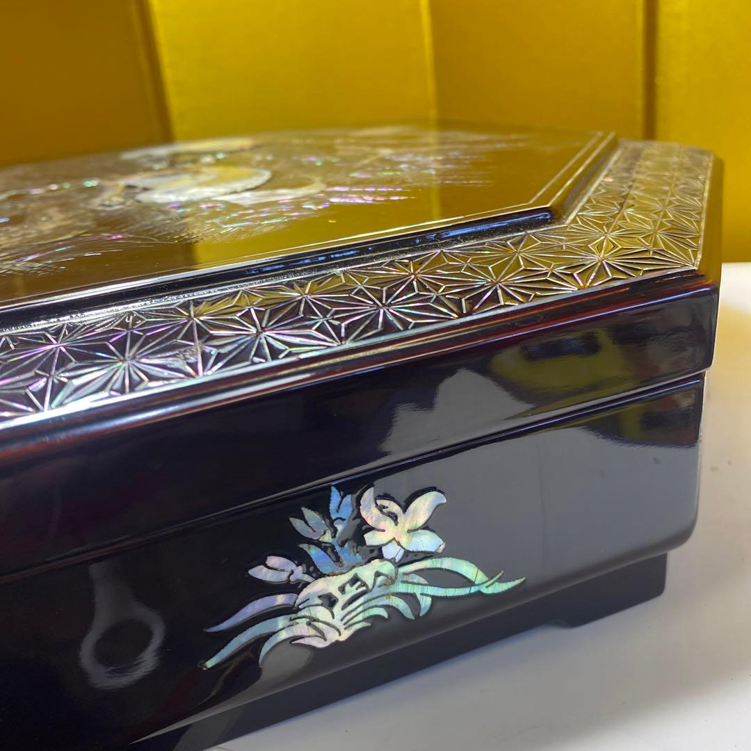 螺鈿細工，八角形 漆器 菓子器 鶴と松のデザイン