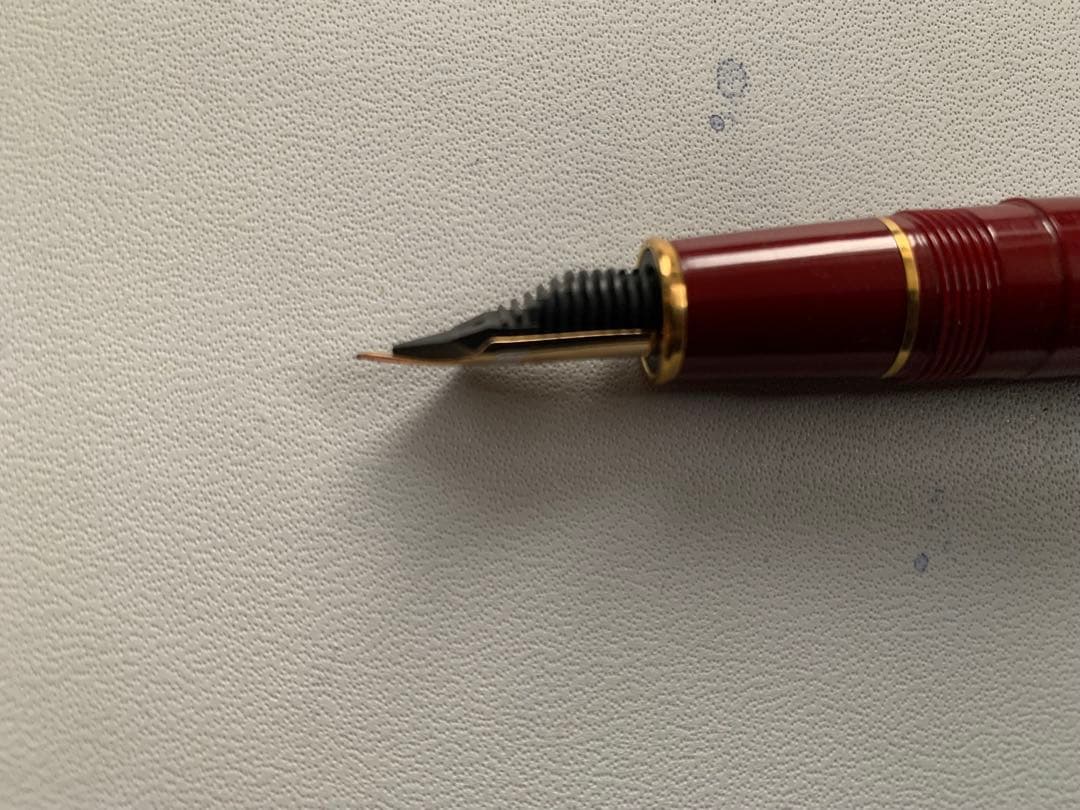 セーラー万年筆の赤い万年筆 金メッキペン先