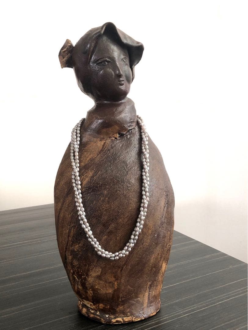 陶芸作品　陶人形シリーズ作品①   陶彫刻　淡水パールネックレスを装着