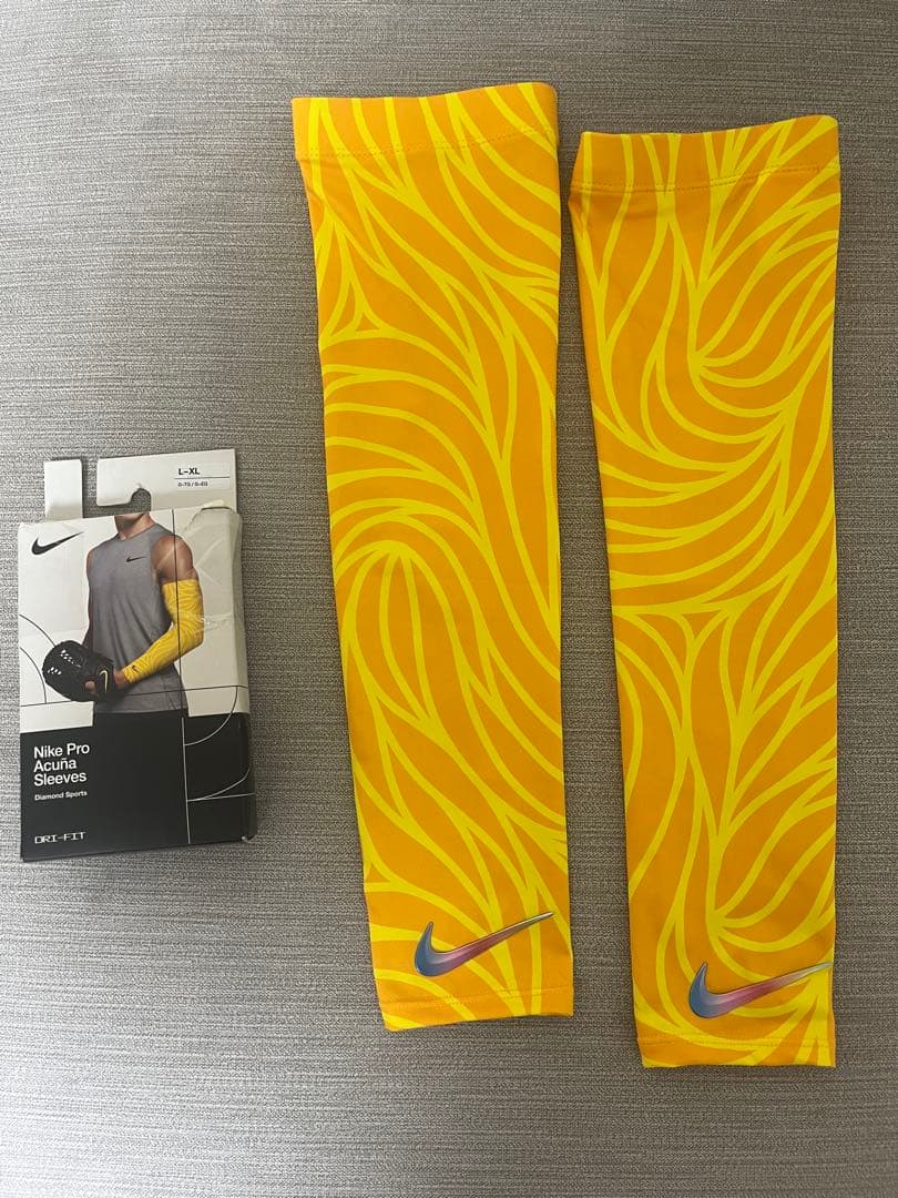 アクーニャjrモデル　Nike Pro Sleeves L-XL