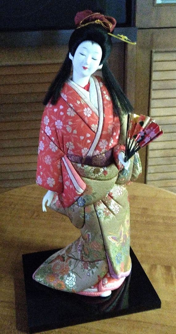 木目込人形 赤と金の着物