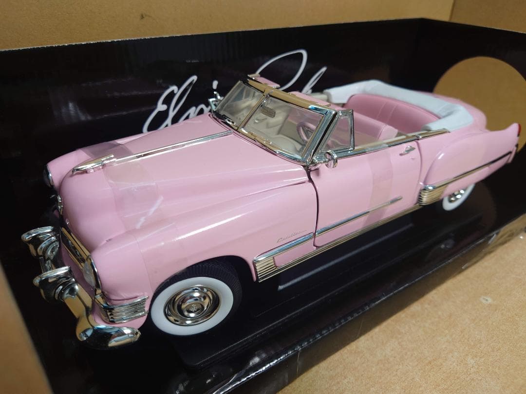 1/18 ピンクキャデラック シリーズ62 クーペオープンカー1949 ミニカー