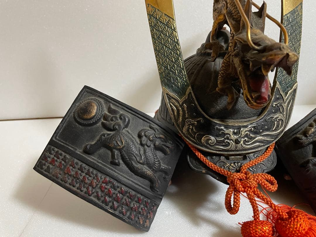 金属製の武具飾り 獅子・龍彫刻付き ２個セット