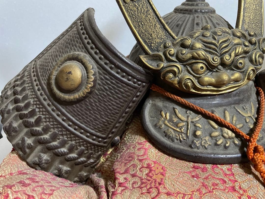 金属製の武具飾り 獅子・龍彫刻付き ２個セット