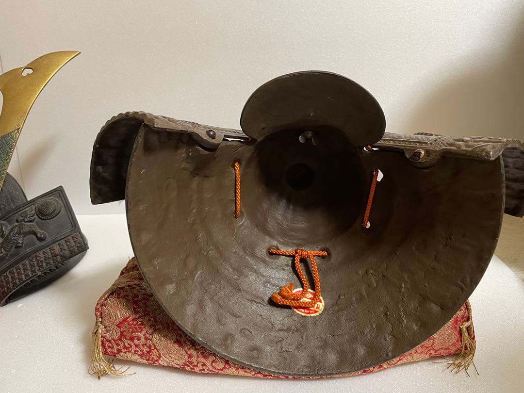 金属製の武具飾り 獅子・龍彫刻付き ２個セット