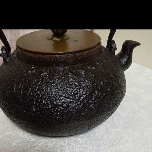 龍文堂造　刻印いり鉄瓶です