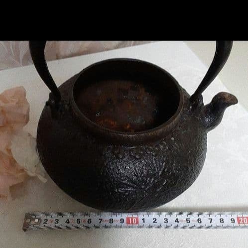 龍文堂造　刻印いり鉄瓶です