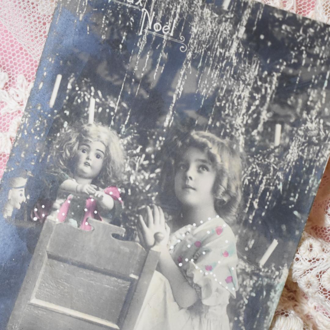 *アンティークポストカード　クリスマスにお人形さんとお祈りする美しい少女
