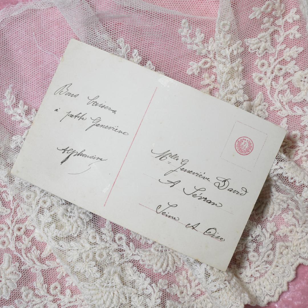 *アンティークポストカード　クリスマスにお人形さんとお祈りする美しい少女