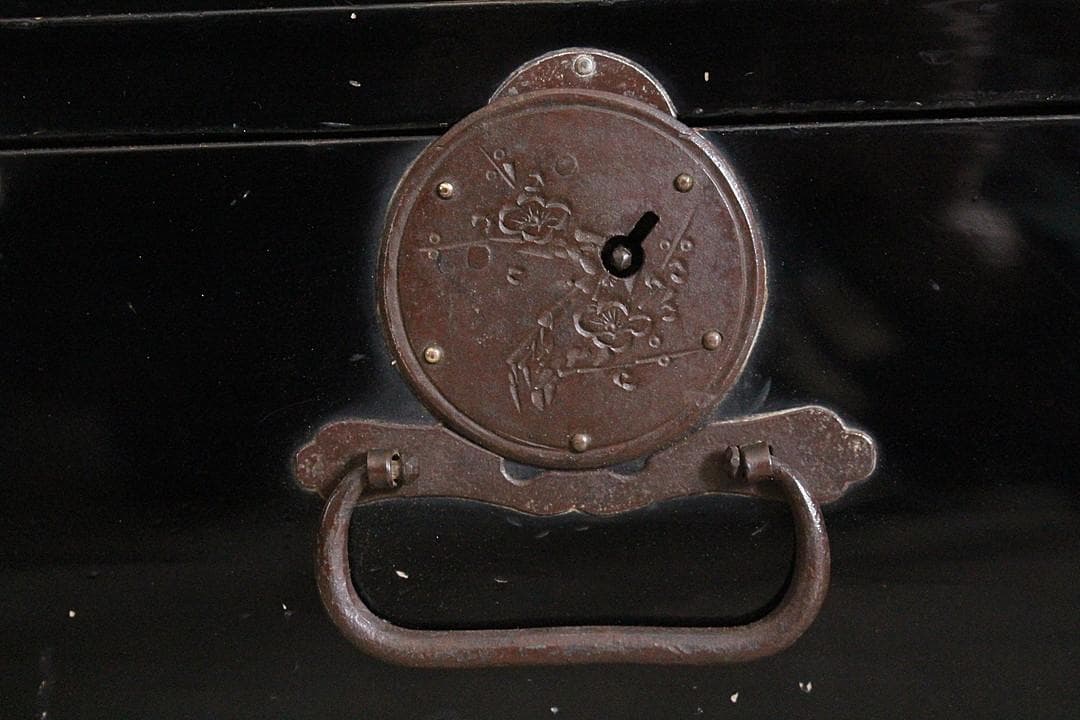 丸金具付き小抽斗3杯×欅戸の戸棚　庄内箪笥　タンス　収納　古家具　古民家時代家具