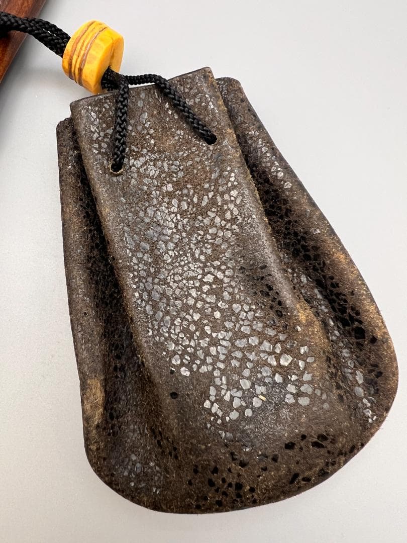 明治時代　竹製キセル入れ　在銘　紫檀製瓢箪高肉　蝸牛萌絵　骨製根〆　純銀製キセル