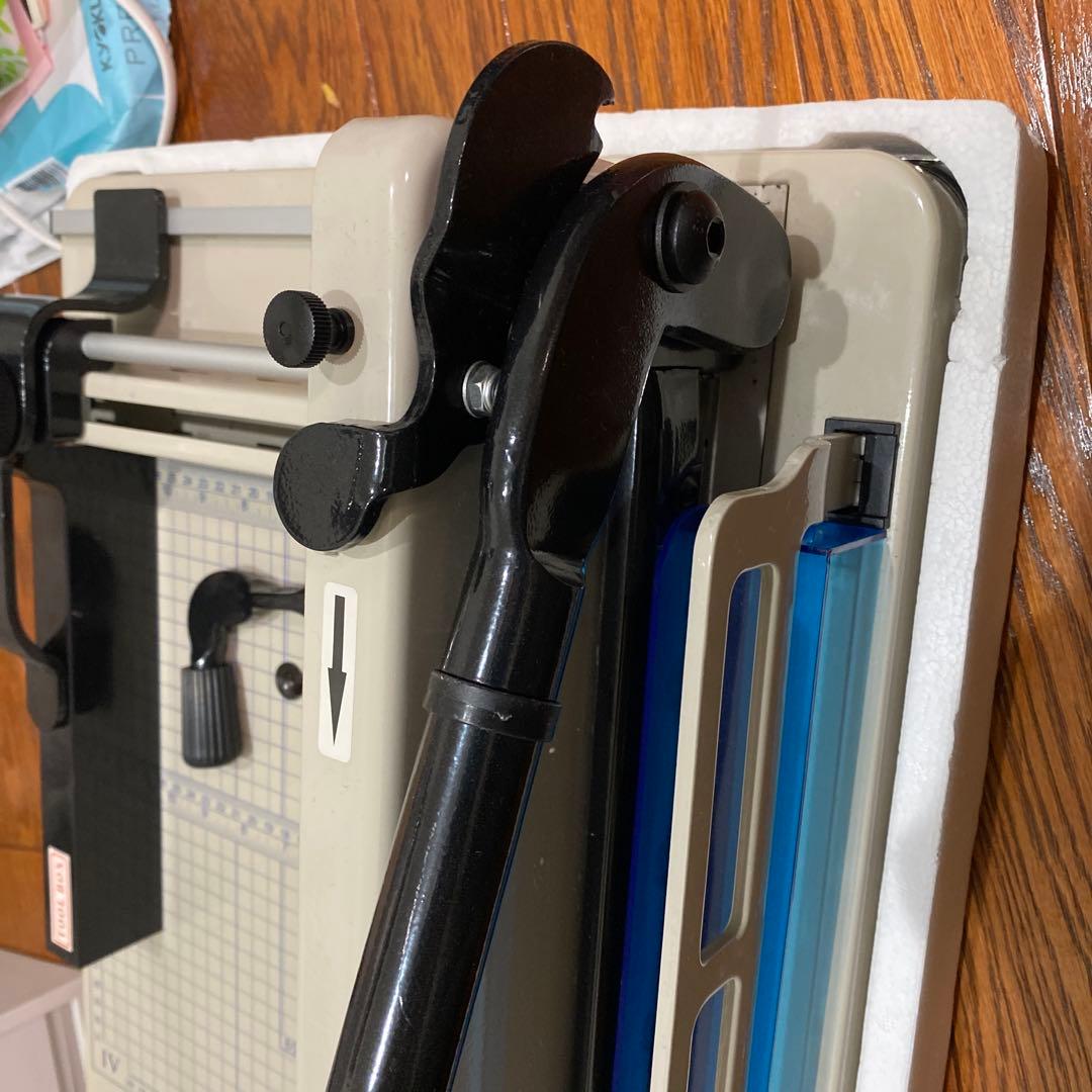 A4 裁断機　大型ペーパーカッター