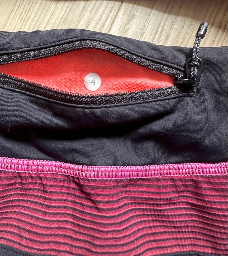 Lululemon スポーツ用ショートパンツ ピンク ブラック ストライプ