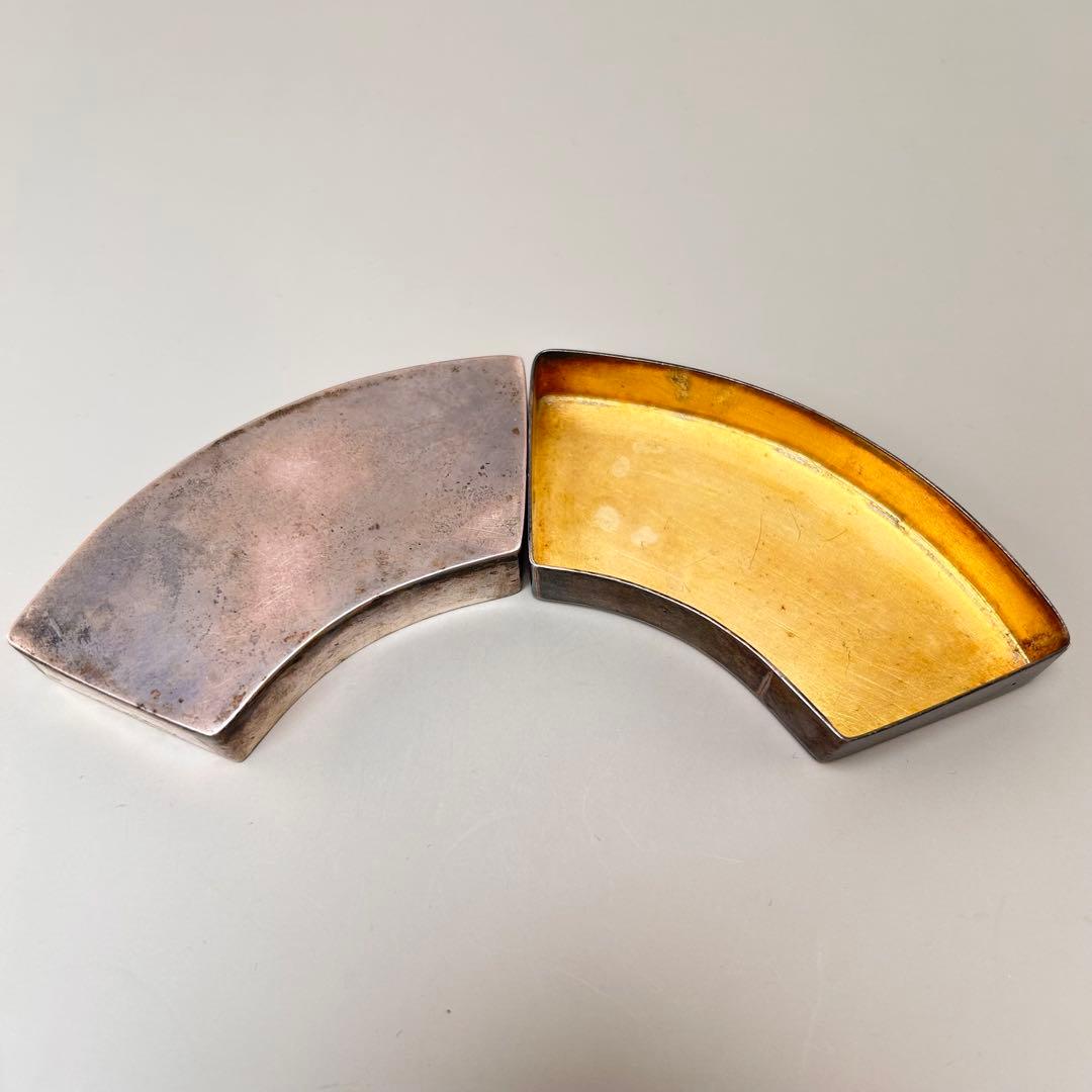 A扇形の小物入れ 鶏の彫刻 銀色 金属製 レトロ 雰囲気 約47.8g