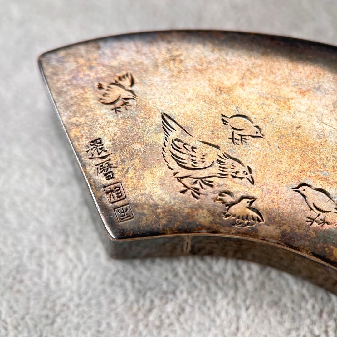 A扇形の小物入れ 鶏の彫刻 銀色 金属製 レトロ 雰囲気 約47.8g