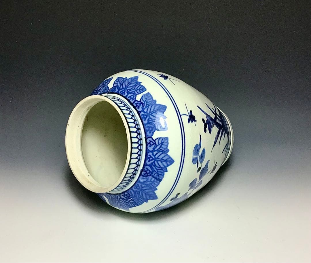 大幅値下げ‼️「古伊万里」印判葉に牡丹蝶文壷