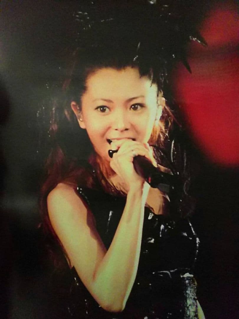 倉木麻衣ロック調ボンテージ風ファッション黒×赤ハロウィンライブ衣装ポスター非売品