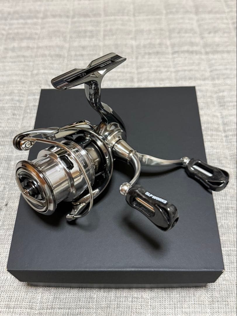 【美品】ダイワ 22 イグジスト LT2500S-DH SLPノブ EXIST