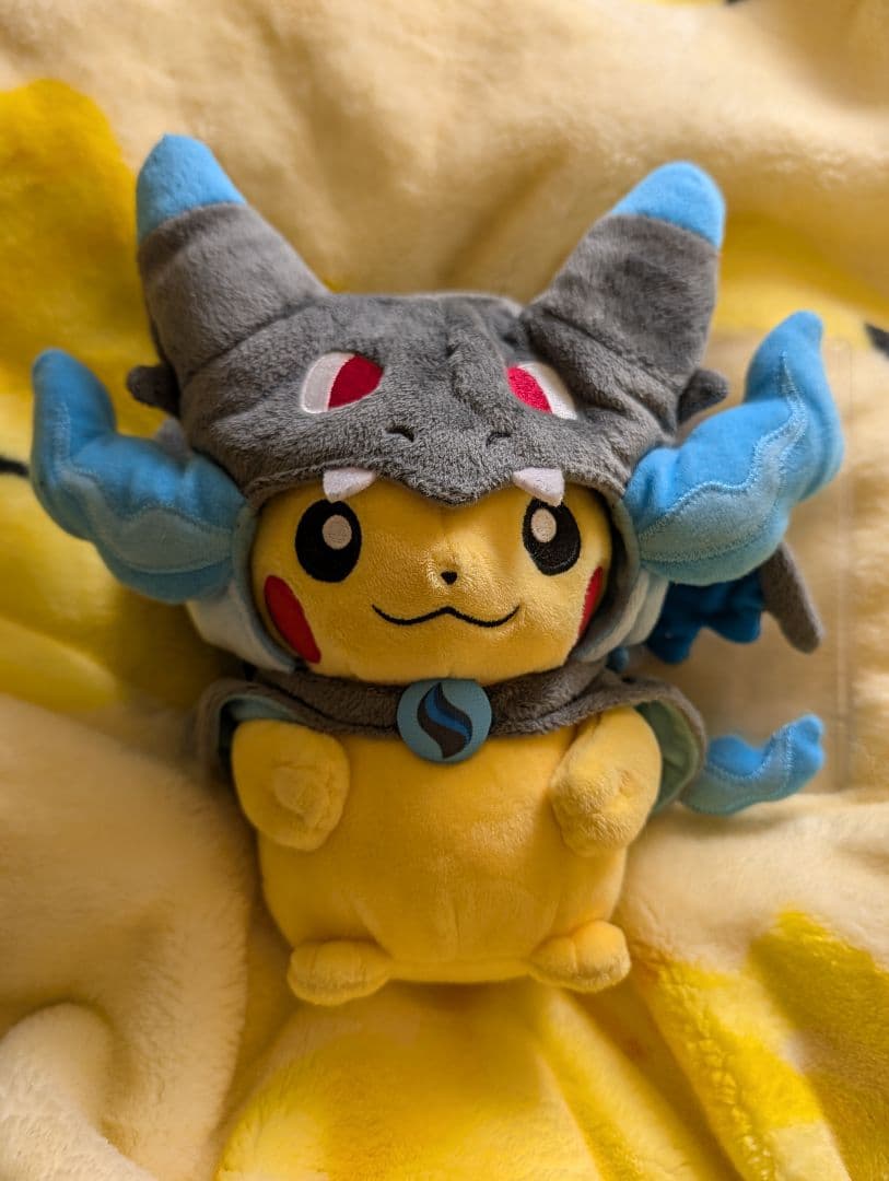 ポケセン限定 ぬいぐるみ メガリザードンXのポンチョを着たピカチュウ