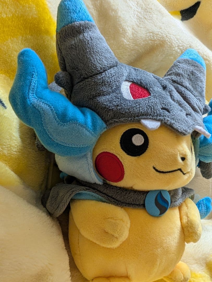 ポケセン限定 ぬいぐるみ メガリザードンXのポンチョを着たピカチュウ